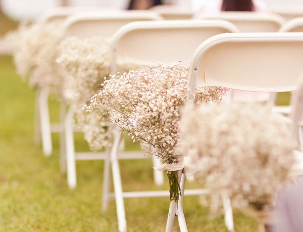 Sillas para boda decoradas con flores