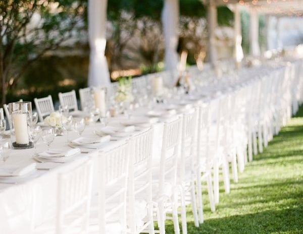 Sillas y mesas decoradas debajo de carpas el paso diamond events