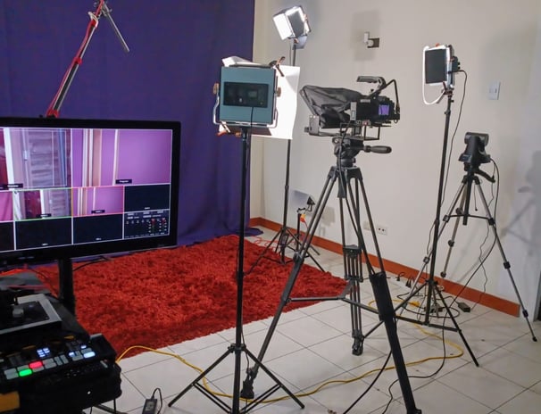 Una cámara y un equipo de videocámara en una habitación