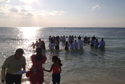Bautizos realizados al aire libre en Playa del Carmen, Mexico.