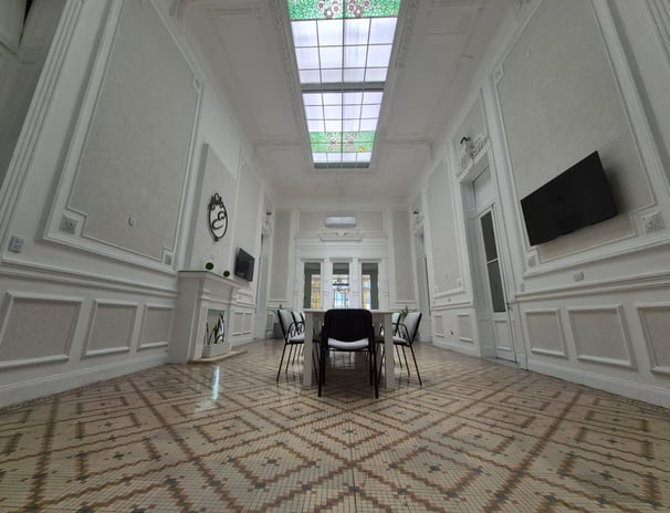 Comedor con techo vidriado. luminoso geriatrico, en lomas de zamora, residencia geriatrica temperley