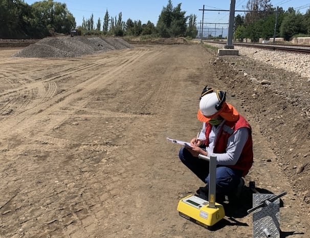 Ensayo de compactación in situ en obra civil con equipo nuclear en proyecto de ingeniería civil.