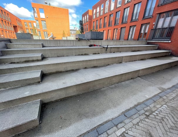 Reiniging en voegafdichting van betonnen trap in Eindhoven