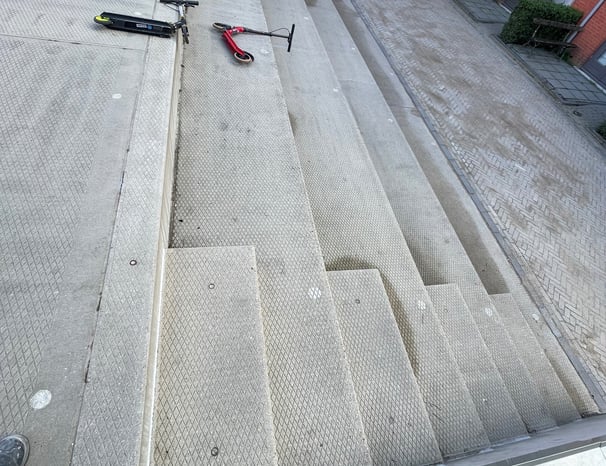 Reiniging en voegafdichting van betonnen trap in Eindhoven