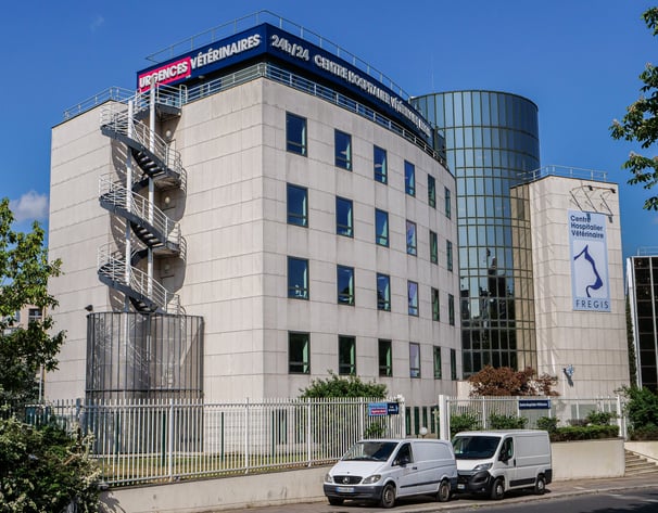 Photo de l'extérieur du CHV Frégis depuis la rue
