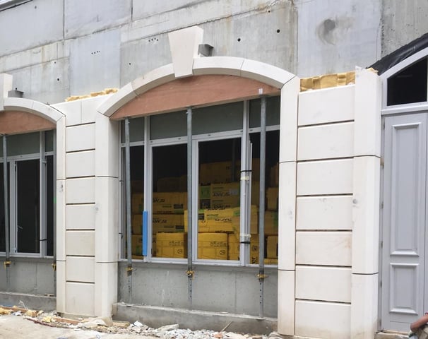 Un bâtiment en cours de rénovation énergétique en isolation thermique par l'extérieur.