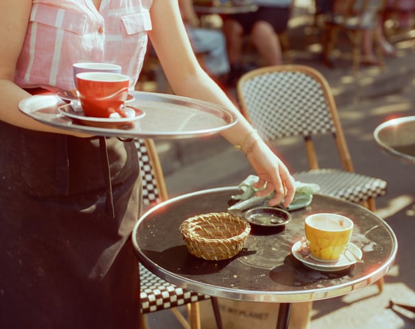 La serveuse de la place Martin Nadaud - Paris 20e