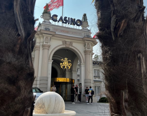 Entrée principale du casino à Aix les Bains