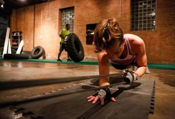 Séance de coaching sportif féminin dans une salle de fitness.
