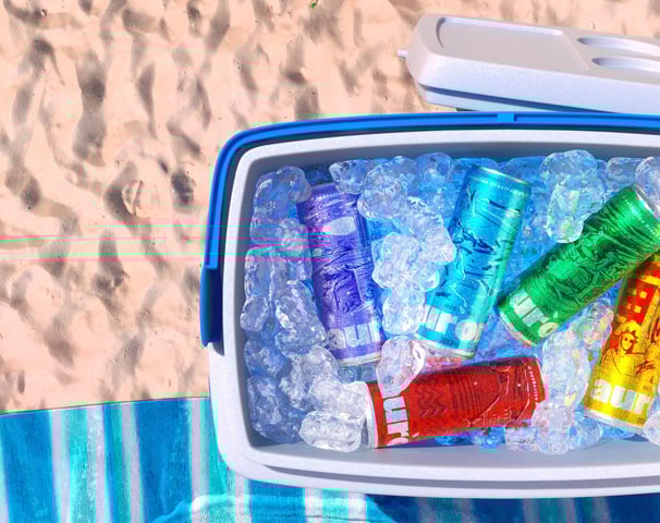 Cerveja Aurora em 3D, lata vermelha em cooler com gelo, ambiente de praia.