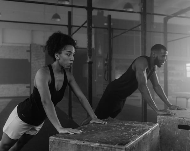 Une feme et un homme en train de faire un cours de cross training pour illustrer la formule