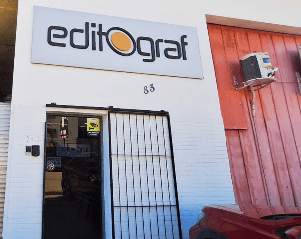 Entrada da gráfica Editograf em Florianópolis com placa e número 85.