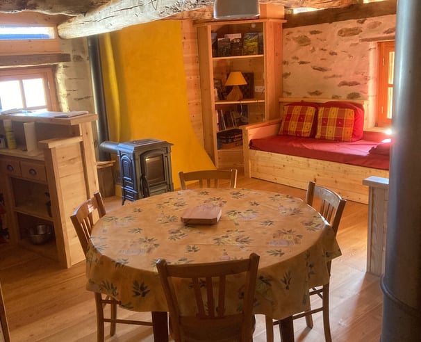 Vue générale de la chambre avec espace repas et coin bibliothèque