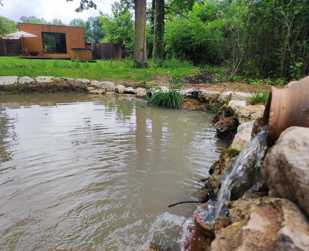 petite mare avec cascades cabane et nature