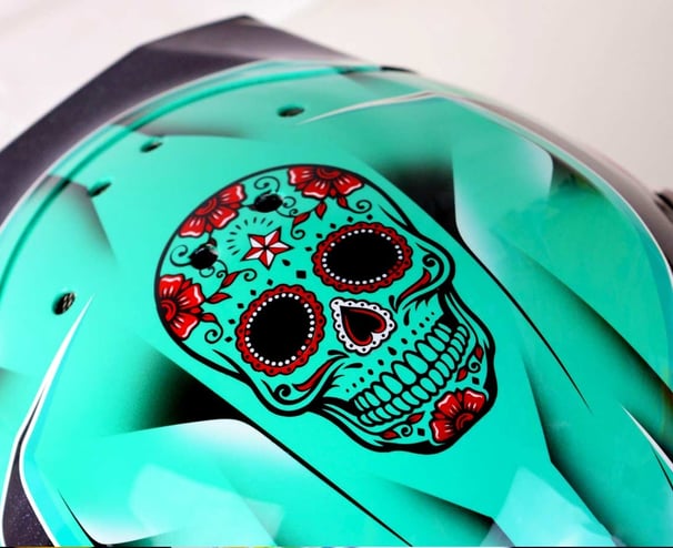 Casque peint en turquoise avec décoration tête mexicaine floral 