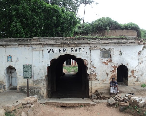 Water gate Srirangapatna fort - Hyderabad to Bangalore tour package