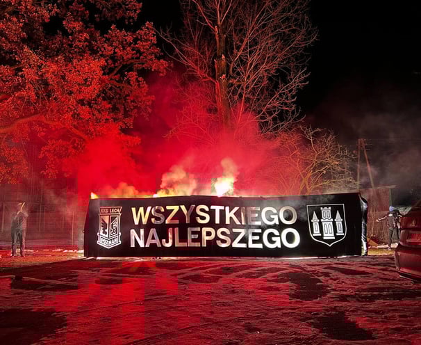 pirofolia stadionowa transparent z herbem lech poznań fc gostyń piro