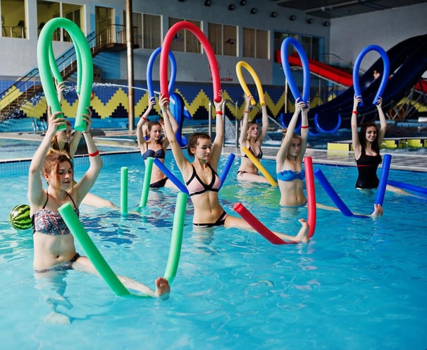 gruppo di donne che svolgono esercizi di acqua gym