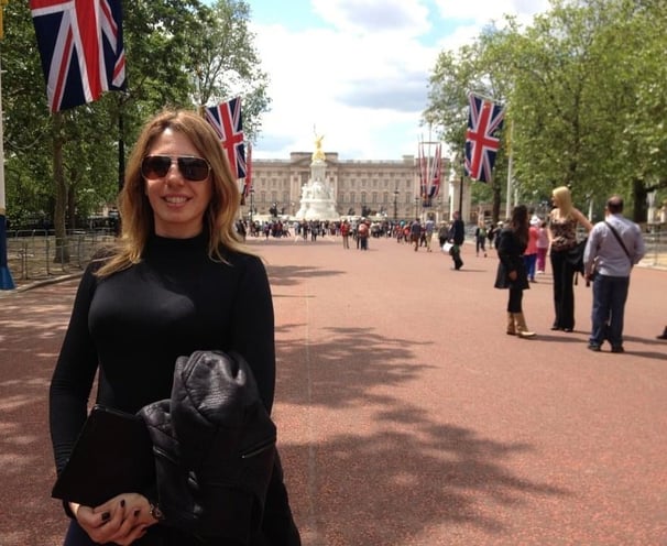mulher loira em rua em frente ao palácio de Buckingham