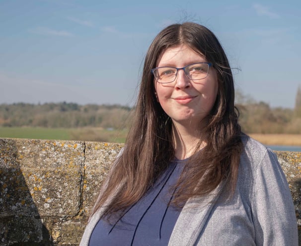 rebecca-founder-and-ceo-of-artful-accountancy-wearing-a-suit-head-and-shoulders-standing