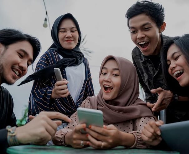 Ilustrasi pengguna berhasil login Binomo 2025 lewat smartphone
