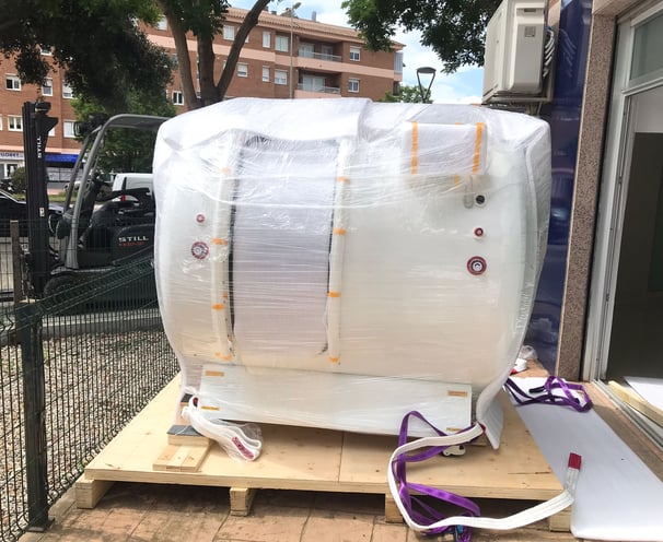 Cámara hiperbárica HE5000 Multiplaza en palet de carga