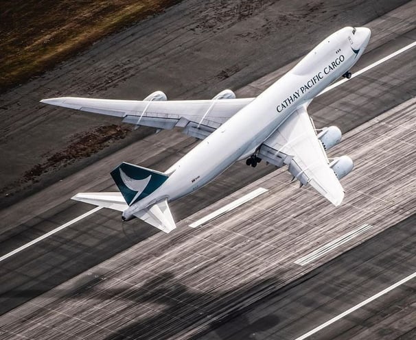 Boing 747 de carga take-off