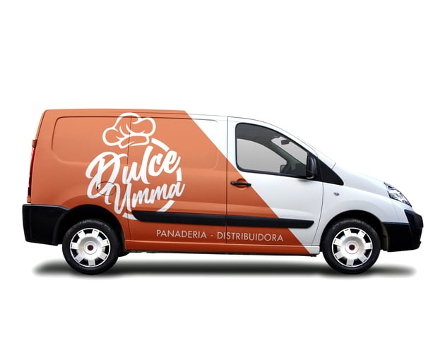 camioneta con color naranja y blanco con el logo de dulce umma