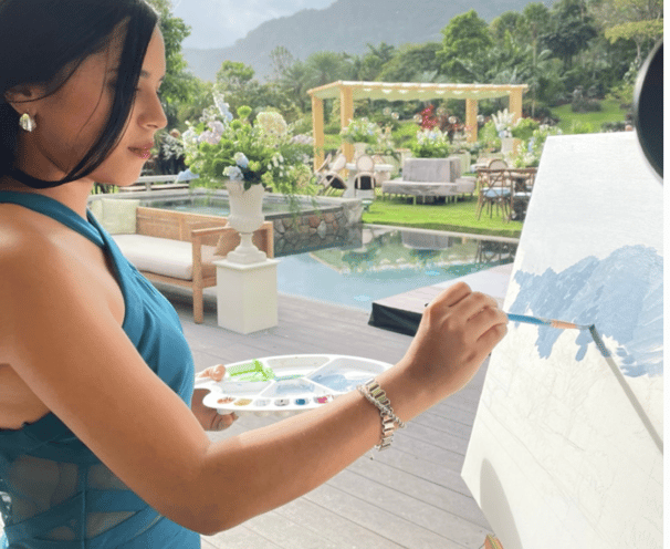 Artista shirley johnston haciendo un live painting en una boda en el valle de anton en el jardin