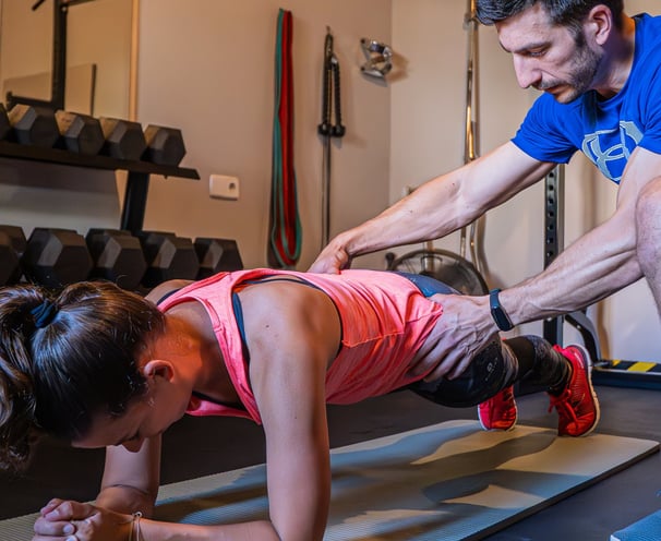 Entrenador personal en Sóller, mallorca corrigiendo un ejercicio a una mujer