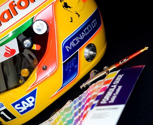 Peinture casque Hamilton avec aérographe et nuancier peinture pantone