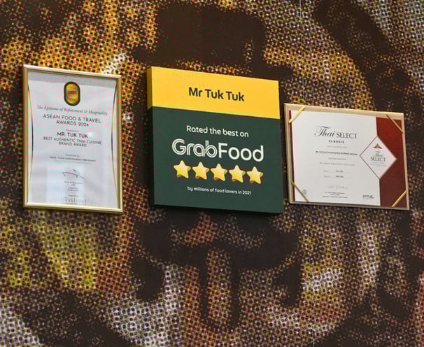 Image of Mr Tuk Tuk 5 star grab food award, Thai select classic award and ASEAN Food & Travel award 