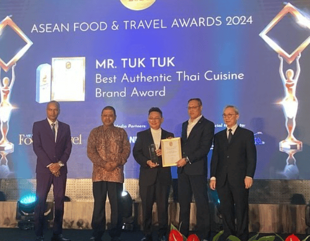 Image of Mr Tuk Tuk receiving the best Authentic Thai Cuisine Brand Award