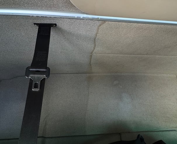 Automobilio salono lubų vaizdas prieš ir po cheminio valymo