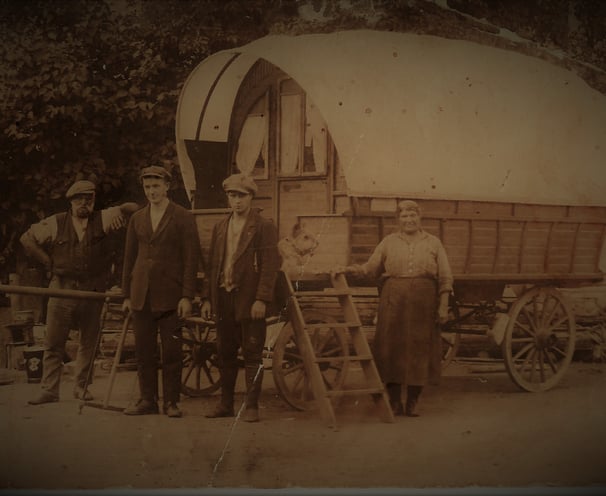 Familie vor altem Planenwagen Puppentheater Wander Theater