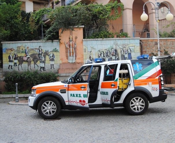 Land Rover Discovery SUV with medical equipment for emergency care