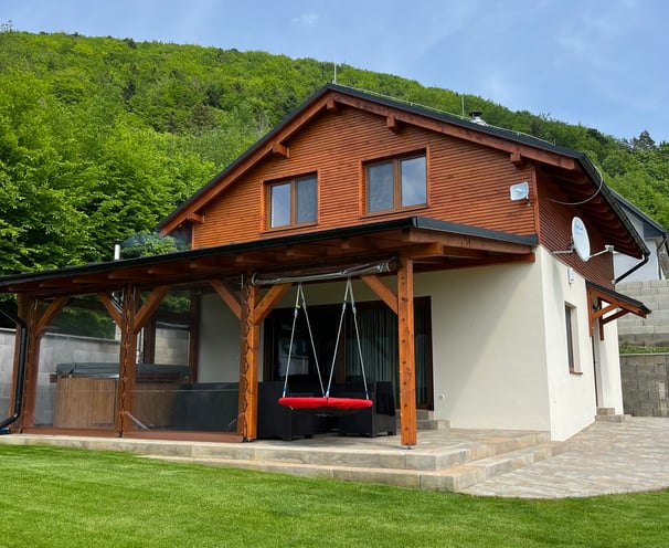 Chata s kúpacou kaďou na terase