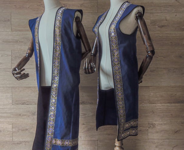 Deux mannequins portant la même tenue à leurs propres dimensions. Les tenues sont identiques