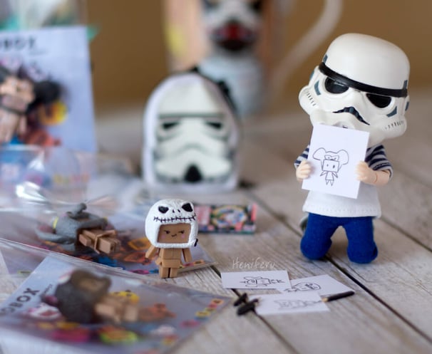 troopito con dibujo de kaobox en la mano