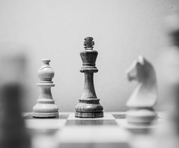 Schachspiel, das einen König, einen Läufer und einen Springer zeigt.
