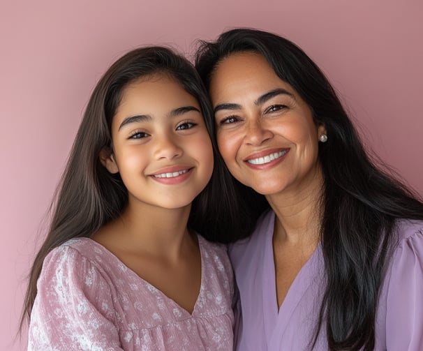 Fotografía de una madre y su hija sonriendo a la cámara 