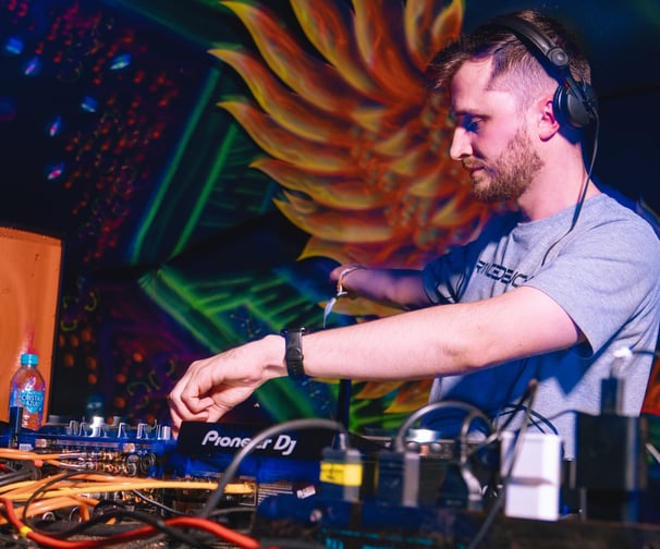 DJ Twisted tocando psytrance no Trancedencya o Retorno