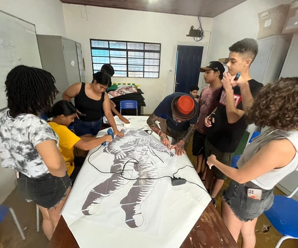 Sob a orientação do artista Sérgio Astral, os 30 alunos aprenderam a criar moldes detalhados