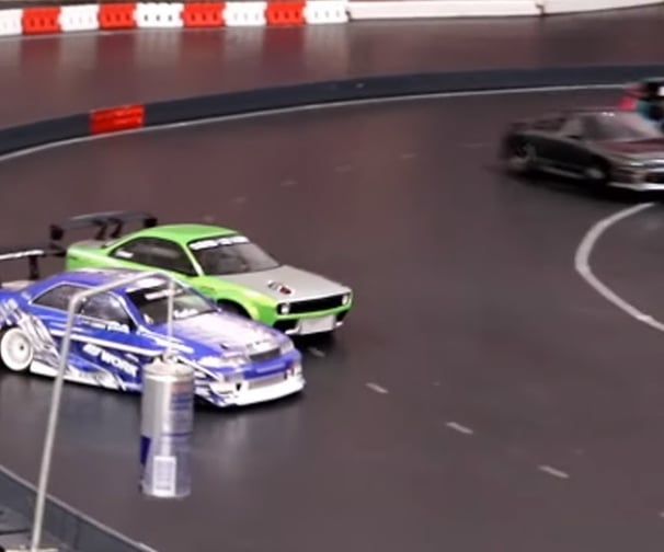 RC Cars drift dans une piste