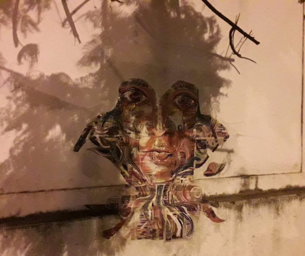 en cours de collage nocturne, les lumières ont projeté avec l'ombre une chevelure éphémère sur la composition