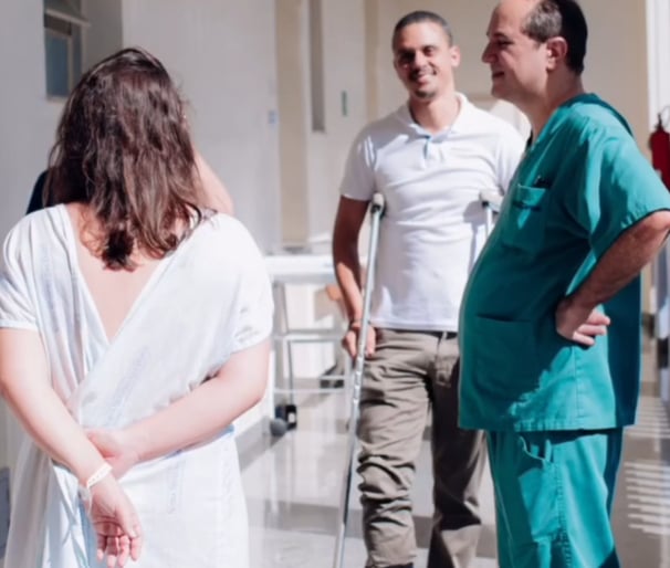 Rômulo de Abreu Netto, ginecologista, em acompanhamento de gestante em hospital de Ponte Nova