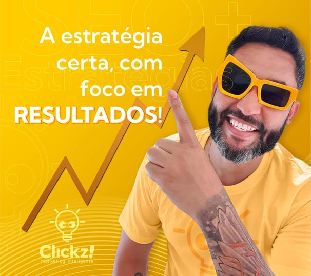 Homem bonito de óculos mostrando sucesso em serviços de marketing