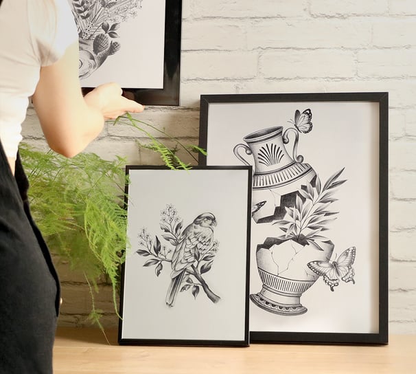 bureau décoration cadres affiches vase fleurs oiseau personne