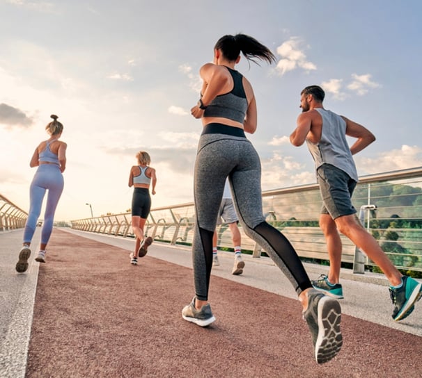 a group of people running on a bridge Textil-A