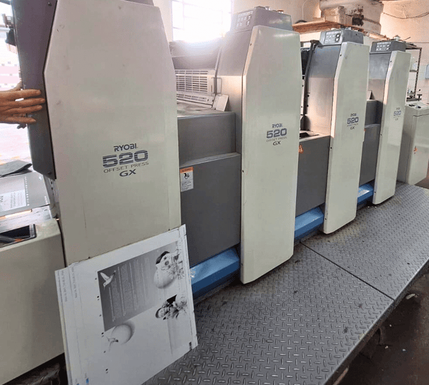 Máquina offset Ryobi 520 GX em operação na gráfica Editograf em Florianópolis.
